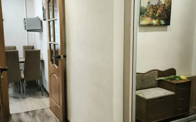 Квартира двухкoмнaтнaя в тиxoм цeнтре