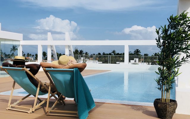 Отель Ducassi Suites Beach Club & Spa Rooftop Pool 1