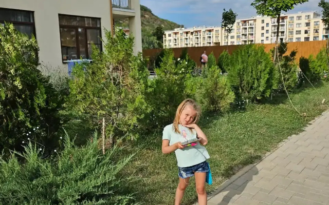Stilnaya Yevro-Dvushka S Dvumya Balkonami S Vidom Na Gory Flat