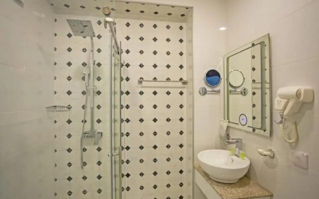 Double Suite with balcony and with view (full double bed) · Genio Hotel — photo 3