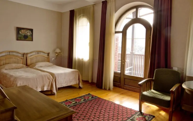 Twin Junior Suite with balcony (twin beds) · Old Kopala & Kopala Blue — photo 4
