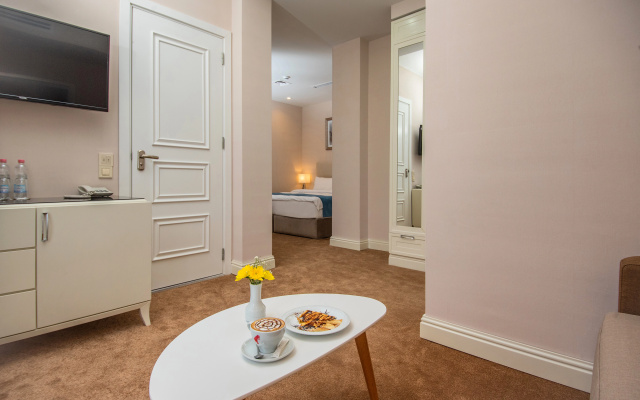 Double Junior Suite (full double bed) · City Avenue Hotel — photo 3
