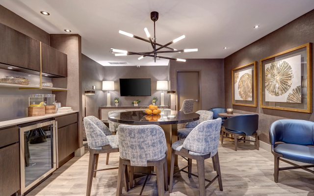 Отель Town Inn Suites Hotel