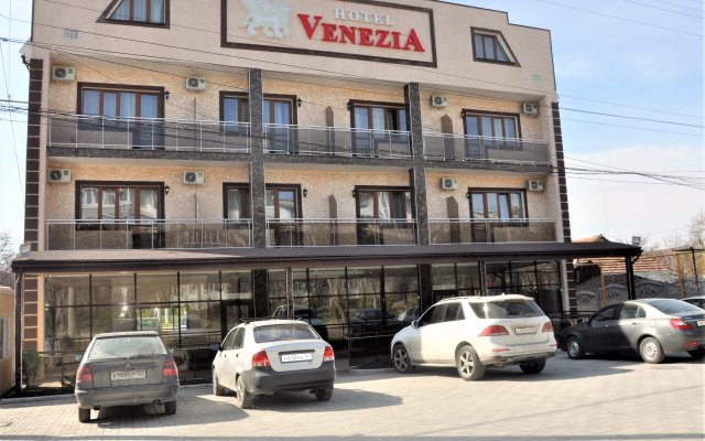 Venezia в Симферополе - забронировать гостиницу Venezia, цены и фото номеров Симферополь парковка