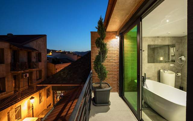 Prestige Double room with balcony and with view (full double bed) · Mit Tbilisi Hotel — photo 8