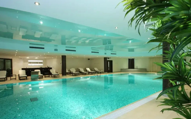 Отель Crowne Plaza TGB