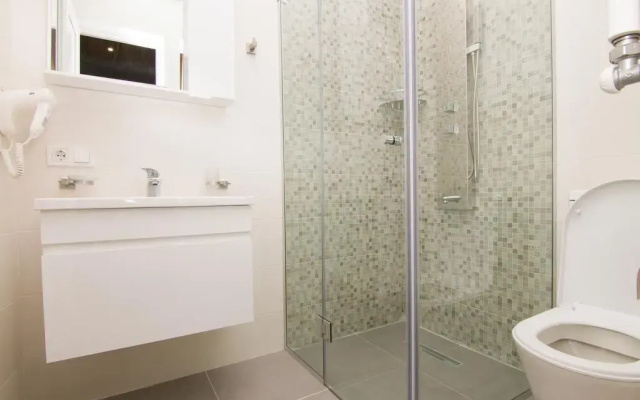 Standard Twin room with view (twin beds) · Victoria Inn Tbilisi Hotel — photo 4