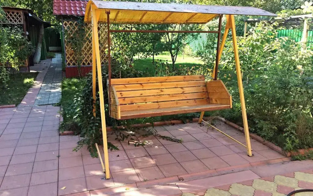 Частный дом с бассейном, верандой и садом