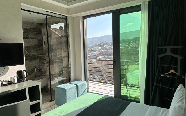 Double Suite with balcony and with view (full double bed) · Mit Tbilisi Hotel — photo 6