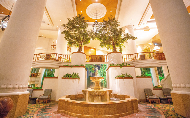 Отель Montien Riverside Hotel Bangkok