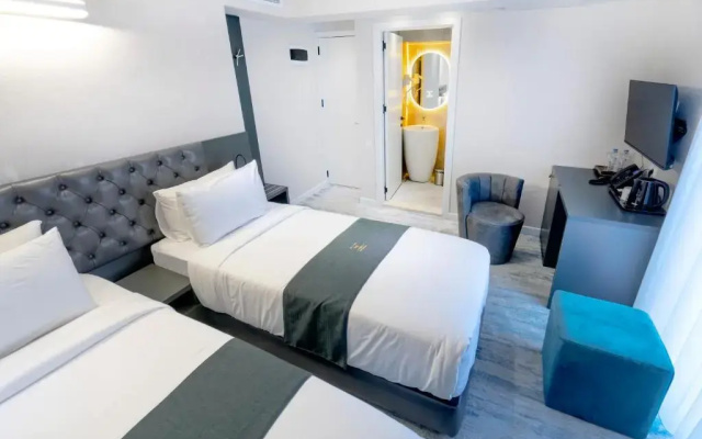 Standard Twin room (twin beds) · Mit Tbilisi Hotel — photo 4