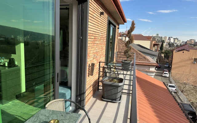 Double Suite with balcony and with view (full double bed) · Mit Tbilisi Hotel — photo 12