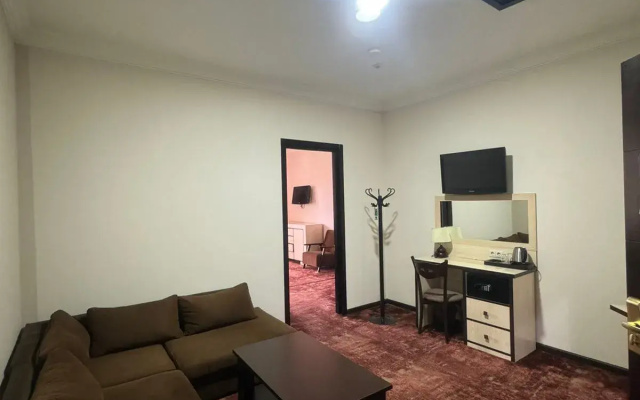Guest rooms · Tbilisi — photo 13