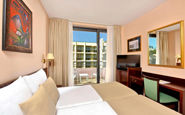 Отель Iberostar Waves Bellevue