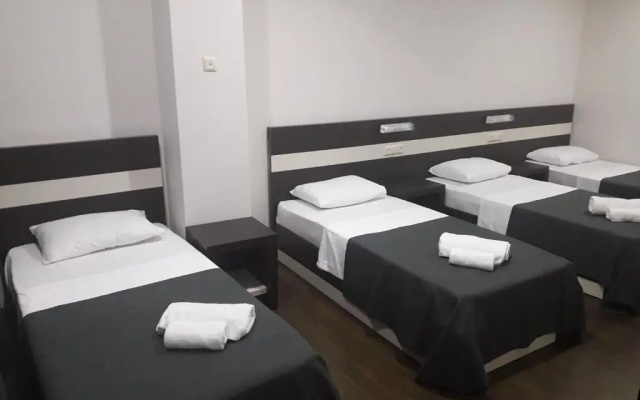 Luxury Quadruple room · West Tower Hotel — photo 1