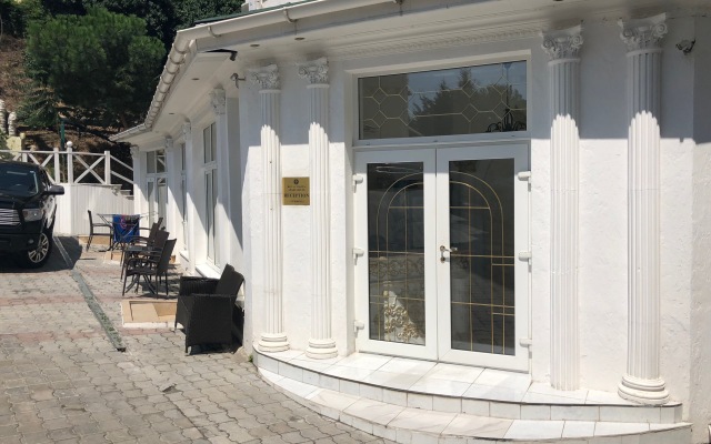 Гостиница Royal Nikita Apartments в Никите 1 отзыв об отеле, цены и фото номеров - забронировать гостиницу Royal Nikita Apartments онлайн Никита вид на фасад