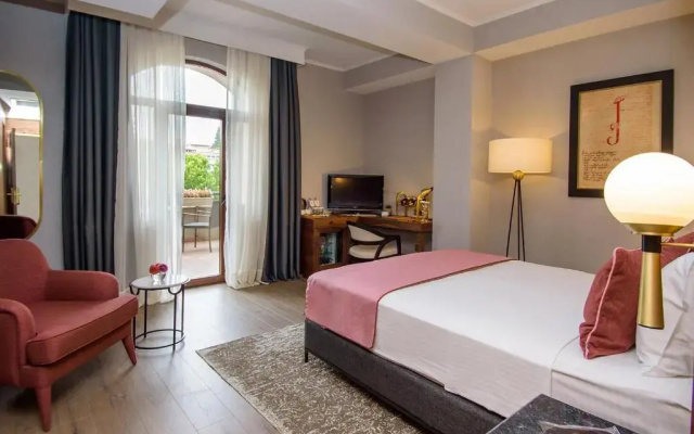 Deluxe Double room with balcony and with view (full double bed) · Tiflis Palace — photo 2
