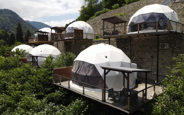Glamping Kaledome orman evleri