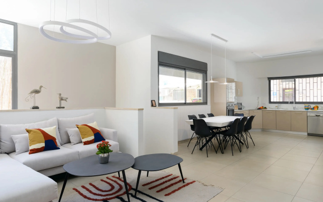 Апартаменты Elegant Duplex with Patio by FeelHome