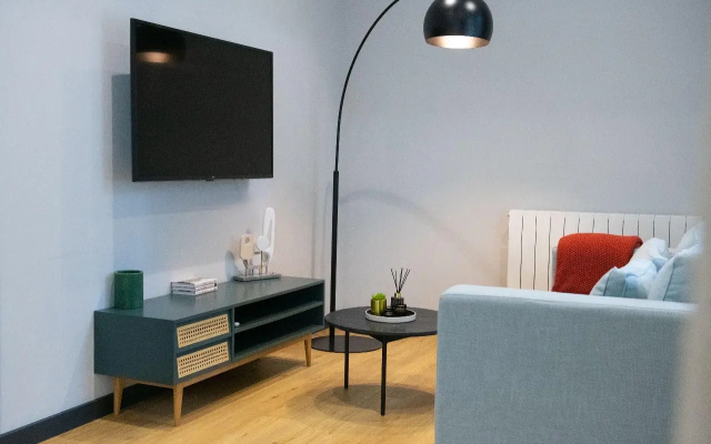 1 Bedroom Premium Double Suite with Kitchen with balcony (full double bed) · Gratus Aparthotel Tbilisi — photo 7