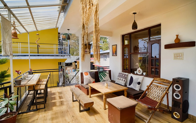 Хостел Young Monk Hostel & Cafe Dharamkot