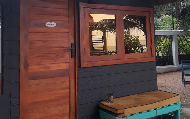 Мини-отель Tomorrowland Beach Villas & Fisherman's Wharf Restaurant