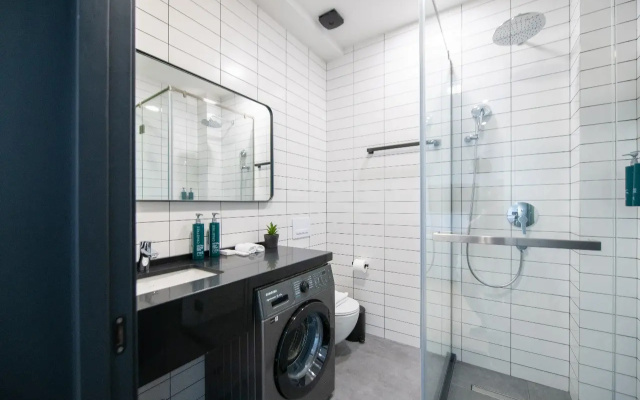 1 Bedroom Penthouse Terrace Double Suite with Kitchen (full double bed) · Gratus Aparthotel Tbilisi — photo 7