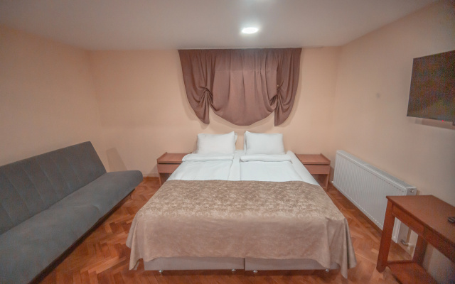 Deluxe Quintuple Family room with view · Banovani Hotel — photo 5