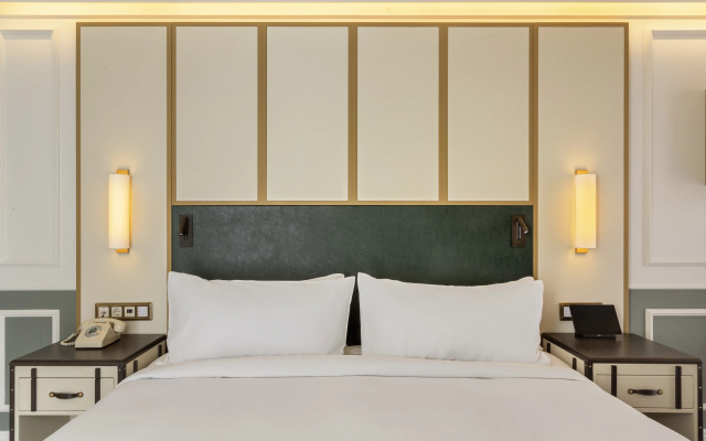 Отель The Emerald House Lisbon, Curio Collection By Hilton