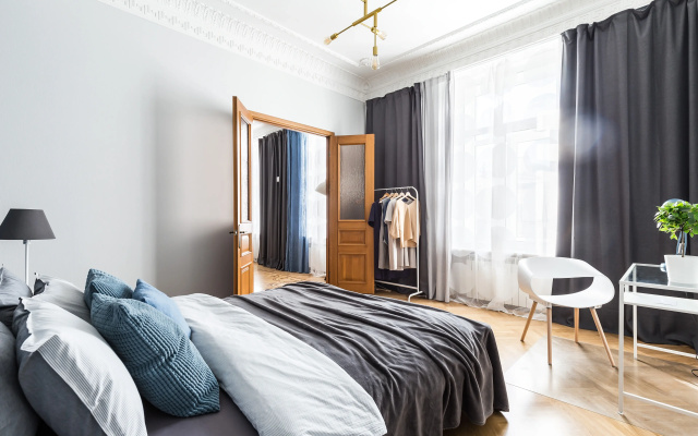 Апартаменты Avenue 180 кв.м с видом на Большую Конюшенную Улицу и Церковь Петра и Павла