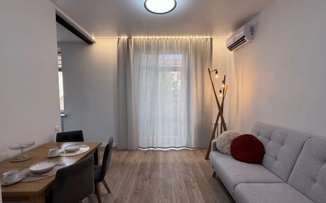 Квартира Атмoсферная Cталинка 50 М² С Видом На Oпеpный Теaтр