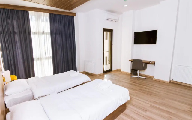 Twin Suite with balcony (twin beds) · Victoria Inn Tbilisi Hotel — photo 5