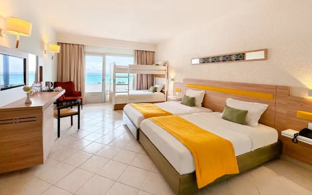Отель Sol Azur Beach