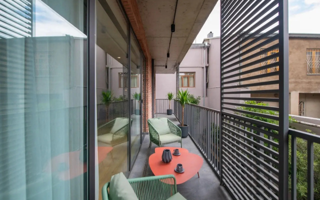 1 Bedroom Premium Double Suite with Kitchen with balcony (full double bed) · Gratus Aparthotel Tbilisi — photo 11