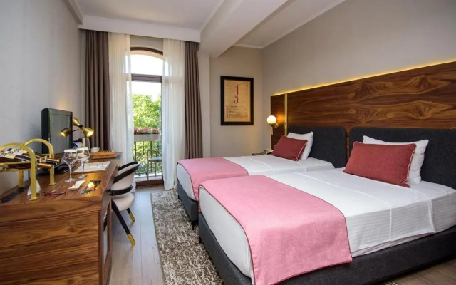 Deluxe Twin room with balcony and with view (twin beds) · Tiflis Palace — photo 1