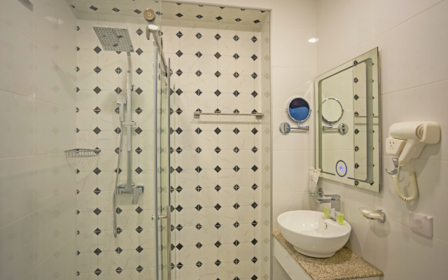 Superior Twin room with balcony and with view (twin beds) · Genio Hotel — photo 3