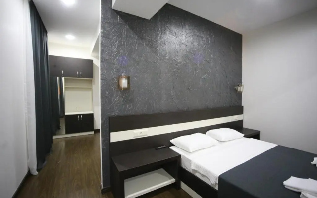 Double Suite (full double bed) · West Tower Hotel — photo 2
