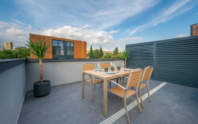 1 Bedroom Penthouse Terrace Double Suite with Kitchen (full double bed) · Gratus Aparthotel Tbilisi — photo 24