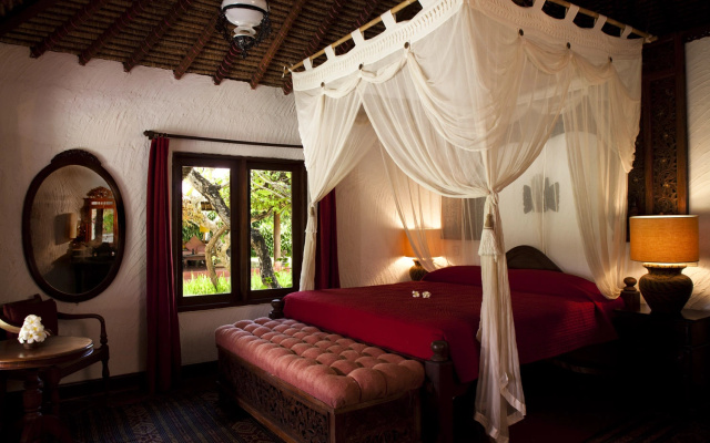 Отель La Taverna Suites