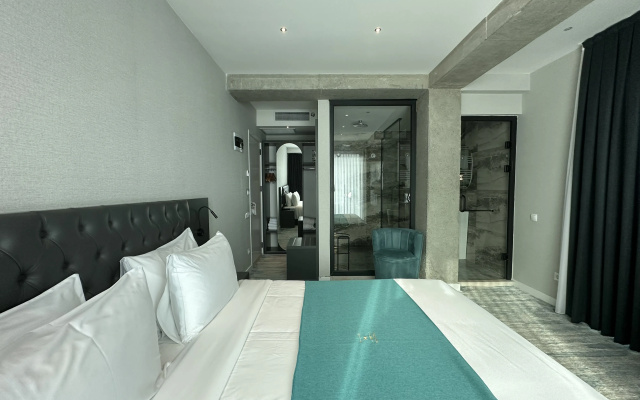 Deluxe Double room with balcony and with view (full double bed) · Mit Tbilisi Hotel — photo 18
