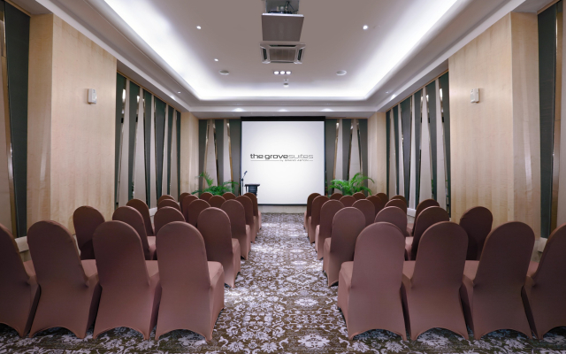 Отель The Grove Suites
