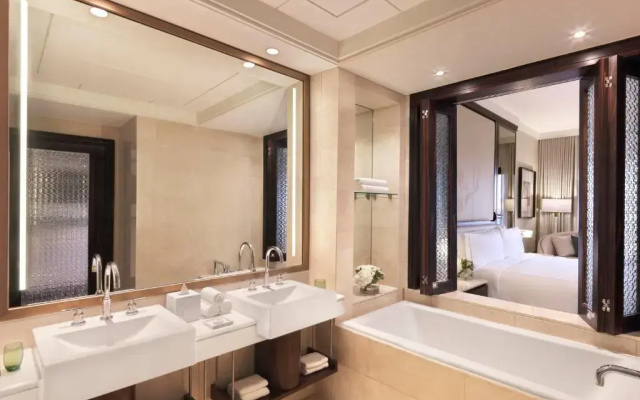 Отель The Ritz-Carlton Abu Dhabi, Grand Canal