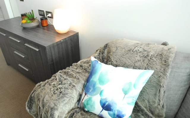 Апартаменты Modern Apartment with Resort Style Living Surfers Paradise