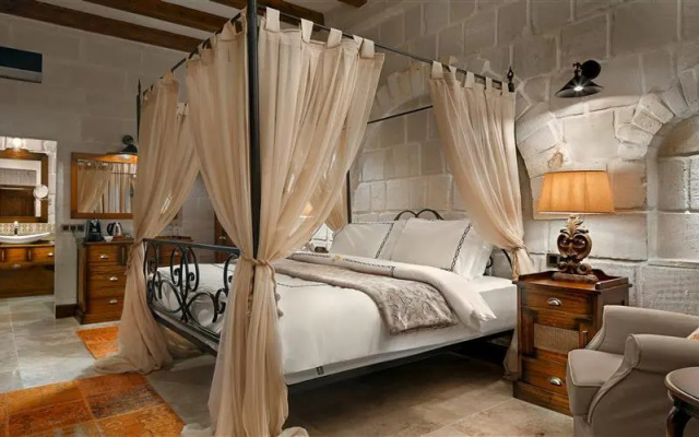 Отель Seraphim Cave Suites & Spa