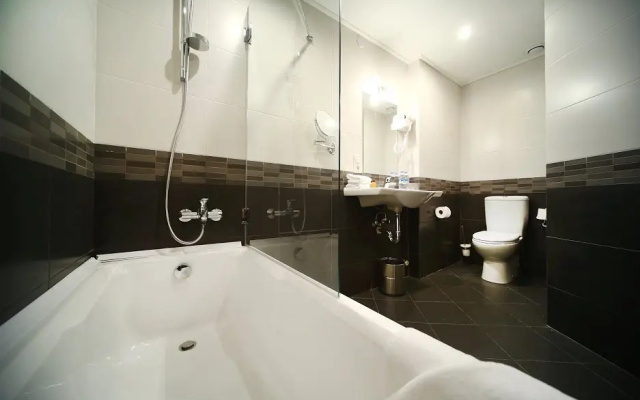 Bathroom · Tskaltubo — photo 10
