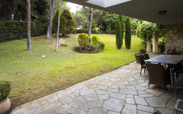 Вилла Araucaria Shared Pool Sani