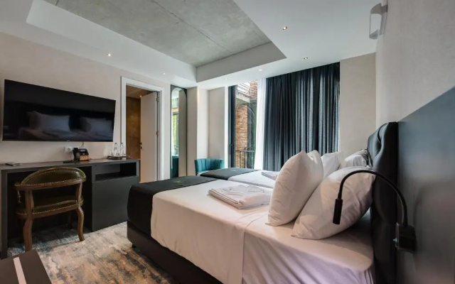 Standard Twin room (twin beds) · Mit Tbilisi Hotel — photo 7