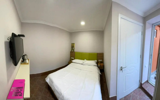 Guest rooms · Tbilisi — photo 18