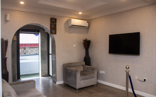 Отель Mayors & Diplomat Suites Opebi