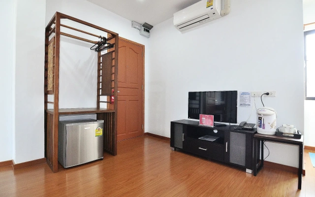 Отель ZEN Rooms Suthisan